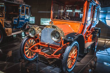 Stuttgart, Almanya - 06 Şubat 2020: Mercedes-Benz Müzesi - Mercedes-Simplex 60PS Reiselimousine (1903) 