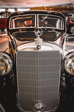 Stuttgart, Almanya - 06 Şubat 2020: Mercedes-Benz Müzesi - Mercedes-Benz 320 Stromlinien-Limousine (1937)