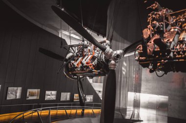 Stuttgart, Almanya - Şubat 06, 2020: Mercedes-Benz Müzesi - pervaneli uçak motoru