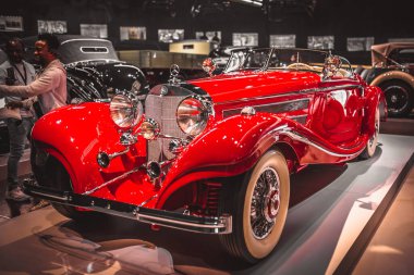 Stuttgart, Almanya - 06 Şubat 2020: Mercedes-Benz Müzesi - Mercedes-Benz 500 K Spezial-Roadster 1934