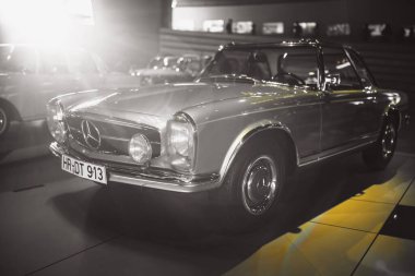 Stuttgart, Almanya - 06 Şubat 2020: Mercedes-Benz Müzesi - Mercedes-Benz 230 SL 1963