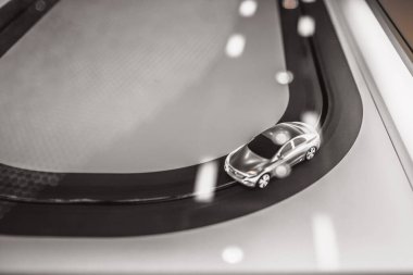 Stuttgart, Almanya - 06 Şubat 2020: Mercedes-Benz Müzesi - Oyuncak pisti ve Mercedes araba modeli