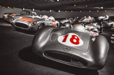 Stuttgart, Almanya - 06 Şubat 2020: Mercedes-Benz Müzesi - Mercedes-Benz 2,5-l-Stromlinienrennwagen W196 R