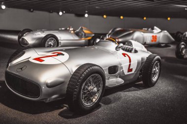 Stuttgart, Almanya - 06 Şubat 2020: Mercedes-Benz Müzesi - Efsanevi Yarış Gümüş Okları