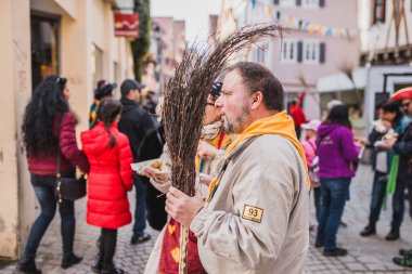 Tuebingen, Almanya - 09 Şubat 2020: Swabian Fasnet - Eski Tbingen kasabasının caddesindeki renkli karnaval alayı - Swabian - Alemannic Fasnet eski gelenekleri ile putperest bir olaydır