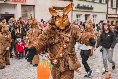 Tuebingen, Almanya - 09 Şubat 2020: Swabian Fasnet - Eski Tbingen kasabasının caddesindeki renkli karnaval alayı - Swabian - Alemannic Fasnet eski gelenekleri ile putperest bir olaydır