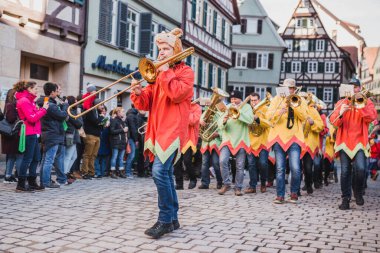 Tuebingen, Almanya - 09 Şubat 2020: Swabian Fasnet - Eski Tbingen kasabasının caddesindeki renkli karnaval alayı - Swabian - Alemannic Fasnet eski gelenekleri ile putperest bir olaydır