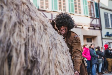 Tuebingen, Almanya - 09 Şubat 2020: Swabian Fasnet - Eski Tbingen kasabasının caddesindeki renkli karnaval alayı - Swabian - Alemannic Fasnet eski gelenekleri ile putperest bir olaydır