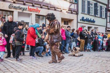 Tuebingen, Almanya - 09 Şubat 2020: Swabian Fasnet - Eski Tbingen kasabasının caddesindeki renkli karnaval alayı - Swabian - Alemannic Fasnet eski gelenekleri ile putperest bir olaydır