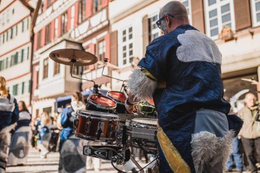 Tuebingen, Almanya - 09 Şubat 2020: Swabian Fasnet - Eski Tbingen kasabasının caddesindeki renkli karnaval alayı - Swabian - Alemannic Fasnet eski gelenekleri ile putperest bir olaydır