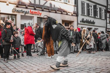 Tuebingen, Almanya - 09 Şubat 2020: Swabian Fasnet - Eski Tbingen kasabasının caddesindeki renkli karnaval alayı - Swabian - Alemannic Fasnet eski gelenekleri ile putperest bir olaydır