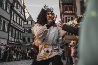 Tuebingen, Almanya - 09 Şubat 2020: Swabian Fasnet - Eski Tbingen kasabasının caddesindeki renkli karnaval alayı - Swabian - Alemannic Fasnet eski gelenekleri ile putperest bir olaydır