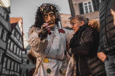 Tuebingen, Almanya - 09 Şubat 2020: Swabian Fasnet - Eski Tbingen kasabasının caddesindeki renkli karnaval alayı - Swabian - Alemannic Fasnet eski gelenekleri ile putperest bir olaydır