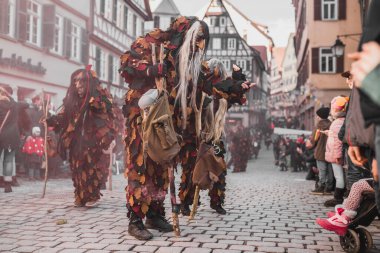 Tuebingen, Almanya - 09 Şubat 2020: Swabian Fasnet - Eski Tbingen kasabasının caddesindeki renkli karnaval alayı - Swabian - Alemannic Fasnet eski gelenekleri ile putperest bir olaydır