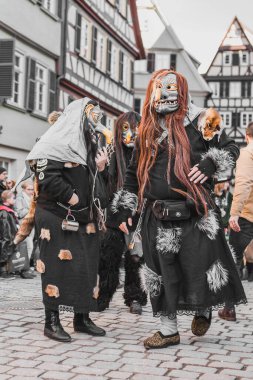Tuebingen, Almanya - 09 Şubat 2020: Swabian Fasnet - Eski Tbingen kasabasının caddesindeki renkli karnaval alayı - Swabian - Alemannic Fasnet eski gelenekleri ile putperest bir olaydır