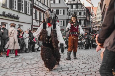 Tuebingen, Almanya - 09 Şubat 2020: Swabian Fasnet - Eski Tbingen kasabasının caddesindeki renkli karnaval alayı - Swabian - Alemannic Fasnet eski gelenekleri ile putperest bir olaydır