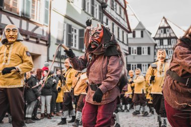 Tuebingen, Almanya - 09 Şubat 2020: Swabian Fasnet - Eski Tbingen kasabasının caddesindeki renkli karnaval alayı - Swabian - Alemannic Fasnet eski gelenekleri ile putperest bir olaydır