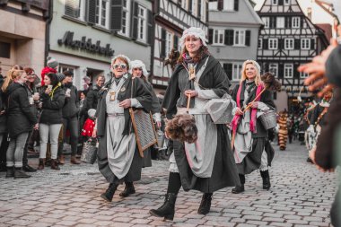 Tuebingen, Almanya - 09 Şubat 2020: Swabian Fasnet - Eski Tbingen kasabasının caddesindeki renkli karnaval alayı - Swabian - Alemannic Fasnet eski gelenekleri ile putperest bir olaydır
