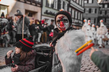 Tuebingen, Almanya - 09 Şubat 2020: Swabian Fasnet - Eski Tbingen kasabasının caddesindeki renkli karnaval alayı - Swabian - Alemannic Fasnet eski gelenekleri ile putperest bir olaydır