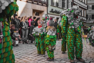 Tuebingen, Almanya - 09 Şubat 2020: Swabian Fasnet - Eski Tbingen kasabasının caddesindeki renkli karnaval alayı - Swabian - Alemannic Fasnet eski gelenekleri ile putperest bir olaydır