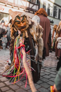 Tuebingen, Almanya - 09 Şubat 2020: Swabian Fasnet - Eski Tbingen kasabasının caddesindeki renkli karnaval alayı - Swabian - Alemannic Fasnet eski gelenekleri ile putperest bir olaydır