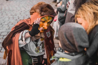 Tuebingen, Almanya - 09 Şubat 2020: Swabian Fasnet - Eski Tbingen kasabasının caddesindeki renkli karnaval alayı - Swabian - Alemannic Fasnet eski gelenekleri ile putperest bir olaydır