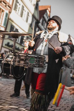 Tuebingen, Almanya - 09 Şubat 2020: Swabian Fasnet - Eski Tbingen kasabasının caddesindeki renkli karnaval alayı - Swabian - Alemannic Fasnet eski gelenekleri ile putperest bir olaydır