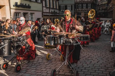 Tuebingen, Almanya - 09 Şubat 2020: Swabian Fasnet - Eski Tbingen kasabasının caddesindeki renkli karnaval alayı - Swabian - Alemannic Fasnet eski gelenekleri ile putperest bir olaydır