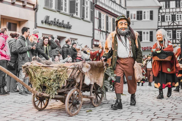 チュービンゲン ドイツ 2020年2月9日 スワビアン ファスネット 旧市街トビンゲンの路上でカラフルなカーニバルの行列 スワビアン エマニック ファスネットは古い伝統と異教の関係です — ストック写真