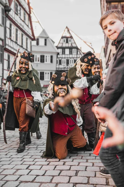チュービンゲン ドイツ 2020年2月9日 スワビアン ファスネット 旧市街トビンゲンの路上でカラフルなカーニバルの行列 スワビアン エマニック ファスネットは古い伝統と異教の関係です — ストック写真