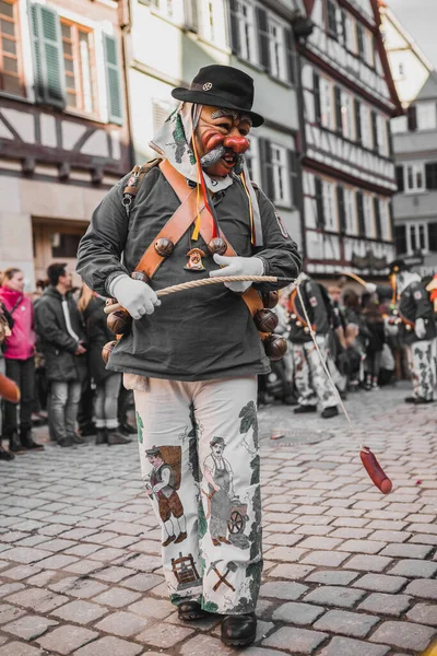 图宾根 2020年2月9日 斯瓦比亚时装 色彩斑斓的狂欢节游行队伍在老城市Tbingen Swabian Alemannic Fasnet的街道上举行 这是一个具有古老传统的异教徒事件 — 图库照片