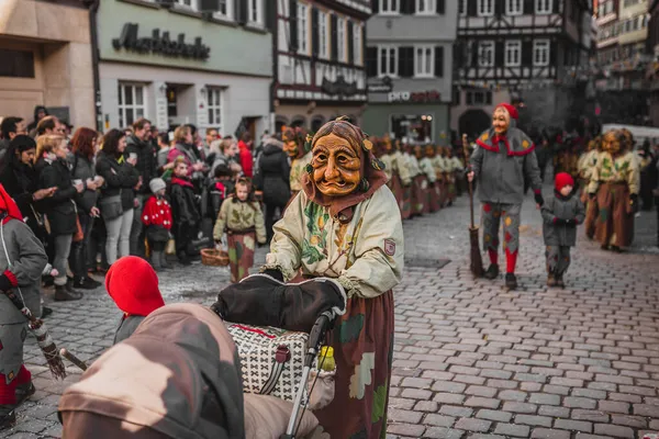 图宾根 2020年2月9日 斯瓦比亚时装 色彩斑斓的狂欢节游行队伍在老城市Tbingen Swabian Alemannic Fasnet的街道上举行 这是一个具有古老传统的异教徒事件 — 图库照片