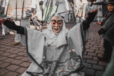 Tuebingen, Almanya - 09 Şubat 2020: Swabian Fasnet - Eski Tbingen kasabasının caddesindeki renkli karnaval alayı - Swabian - Alemannic Fasnet eski gelenekleri ile putperest bir olaydır