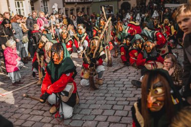 Tuebingen, Almanya - 09 Şubat 2020: Swabian Fasnet - Eski Tbingen kasabasının caddesindeki renkli karnaval alayı - Swabian - Alemannic Fasnet eski gelenekleri ile putperest bir olaydır