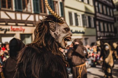 Tuebingen, Almanya - 09 Şubat 2020: Swabian Fasnet - Eski Tbingen kasabasının caddesindeki renkli karnaval alayı - Swabian - Alemannic Fasnet eski gelenekleri ile putperest bir olaydır