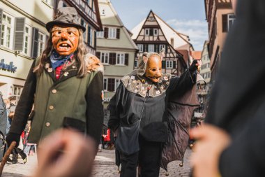 Tuebingen, Almanya - 09 Şubat 2020: Swabian Fasnet - Eski Tbingen kasabasının caddesindeki renkli karnaval alayı - Swabian - Alemannic Fasnet eski gelenekleri ile putperest bir olaydır