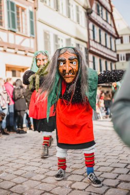 Tuebingen, Almanya - 09 Şubat 2020: Swabian Fasnet - Eski Tbingen kasabasının caddesindeki renkli karnaval alayı - Swabian - Alemannic Fasnet eski gelenekleri ile putperest bir olaydır