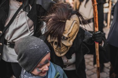 Tuebingen, Almanya - 09 Şubat 2020: Swabian Fasnet - Eski Tbingen kasabasının caddesindeki renkli karnaval alayı - Swabian - Alemannic Fasnet eski gelenekleri ile putperest bir olaydır