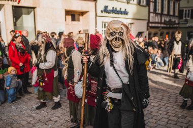 Tuebingen, Almanya - 09 Şubat 2020: Swabian Fasnet - Eski Tbingen kasabasının caddesindeki renkli karnaval alayı - Swabian - Alemannic Fasnet eski gelenekleri ile putperest bir olaydır