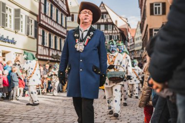 Tuebingen, Almanya - 09 Şubat 2020: Swabian Fasnet - Eski Tbingen kasabasının caddesindeki renkli karnaval alayı - Swabian - Alemannic Fasnet eski gelenekleri ile putperest bir olaydır