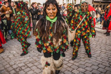 Tuebingen, Almanya - 09 Şubat 2020: Swabian Fasnet - Eski Tbingen kasabasının caddesindeki renkli karnaval alayı - Swabian - Alemannic Fasnet eski gelenekleri ile putperest bir olaydır