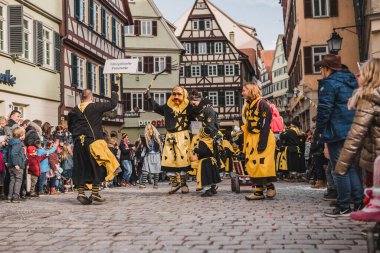 Tuebingen, Almanya - 09 Şubat 2020: Swabian Fasnet - Eski Tbingen kasabasının caddesindeki renkli karnaval alayı - Swabian - Alemannic Fasnet eski gelenekleri ile putperest bir olaydır