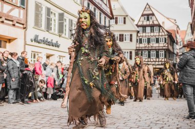 Tuebingen, Almanya - 09 Şubat 2020: Swabian Fasnet - Eski Tbingen kasabasının caddesindeki renkli karnaval alayı - Swabian - Alemannic Fasnet eski gelenekleri ile putperest bir olaydır