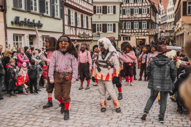 Tuebingen, Almanya - 09 Şubat 2020: Swabian Fasnet - Eski Tbingen kasabasının caddesindeki renkli karnaval alayı - Swabian - Alemannic Fasnet eski gelenekleri ile putperest bir olaydır
