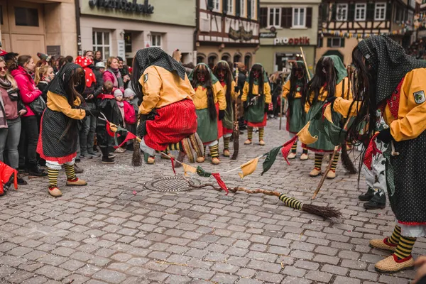 Tuebingen Niemcy Lutego 2020 Swabian Fasnet Kolorowa Procesja Karnawałowa Ulicy — Zdjęcie stockowe