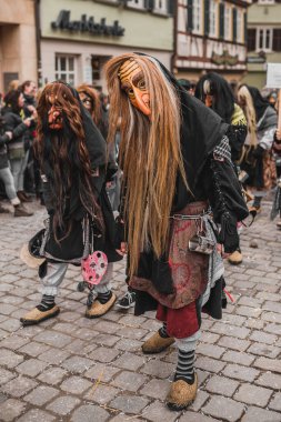 Tuebingen, Almanya - 09 Şubat 2020: Swabian Fasnet - Eski Tbingen kasabasının caddesindeki renkli karnaval alayı - Swabian - Alemannic Fasnet eski gelenekleri ile putperest bir olaydır