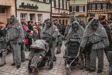Tuebingen, Almanya - 09 Şubat 2020: Swabian Fasnet - Eski Tbingen kasabasının caddesindeki renkli karnaval alayı - Swabian - Alemannic Fasnet eski gelenekleri ile putperest bir olaydır