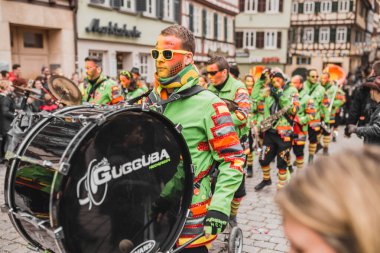 Tuebingen, Almanya - 09 Şubat 2020: Swabian Fasnet - Eski Tbingen kasabasının caddesindeki renkli karnaval alayı - Swabian - Alemannic Fasnet eski gelenekleri ile putperest bir olaydır