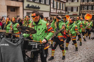 Tuebingen, Almanya - 09 Şubat 2020: Swabian Fasnet - Eski Tbingen kasabasının caddesindeki renkli karnaval alayı - Swabian - Alemannic Fasnet eski gelenekleri ile putperest bir olaydır