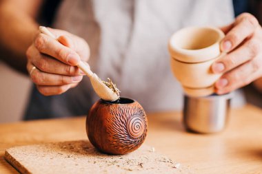 Kaynar suyla kaynatmak için kurutulmuş otların karışımı. İçmek için çay, şifalı bitkiler.